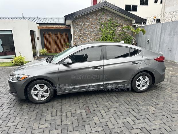 Hyundai Elantra SE Sedan FWD (2.0L 4cyl 6M) 2017 Gray