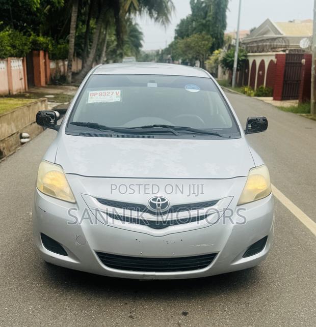 Toyota Yaris Base Sedan 4dr 2010 Silver