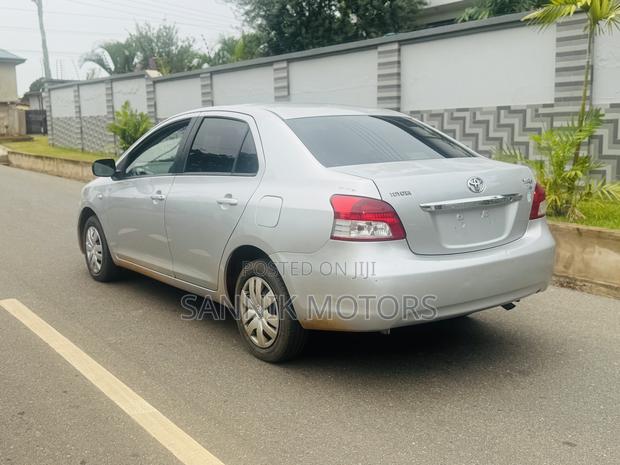 Toyota Yaris Base Sedan 4dr 2010 Silver