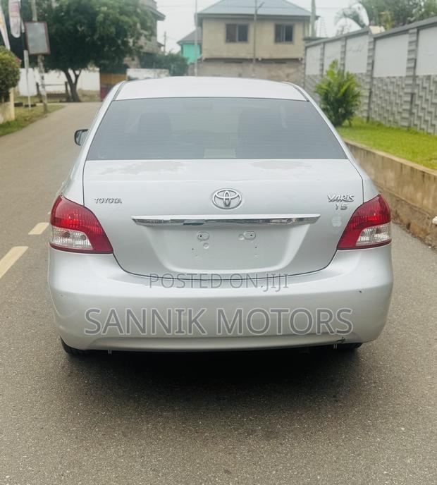 Toyota Yaris Base Sedan 4dr 2010 Silver