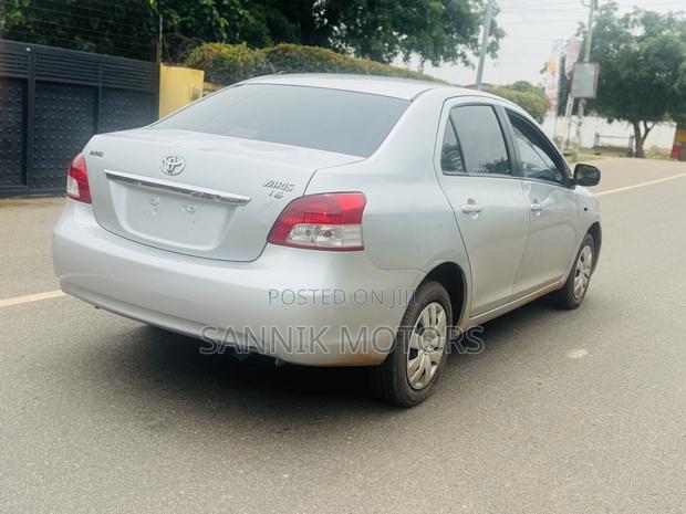 Toyota Yaris Base Sedan 4dr 2010 Silver
