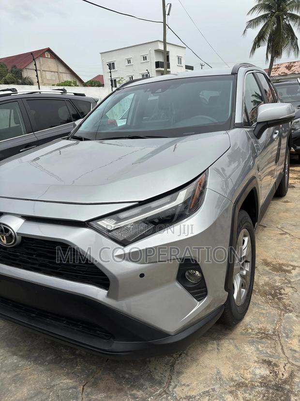 Toyota RAV4 XLE 2025 Silver