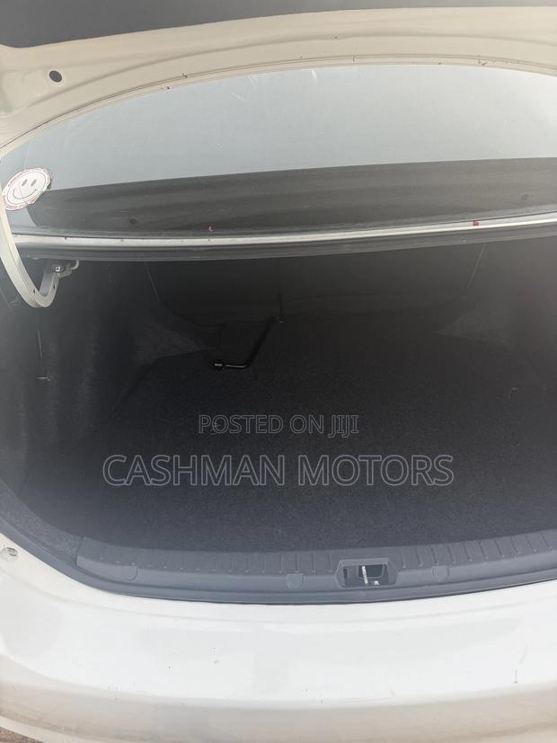 Toyota Corolla LE 4dr Sedan (1.8L 4cyl 4A) 2013 White
