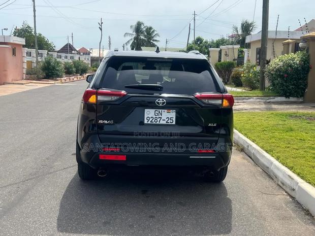 Toyota RAV4 XLE AWD 2019 Black