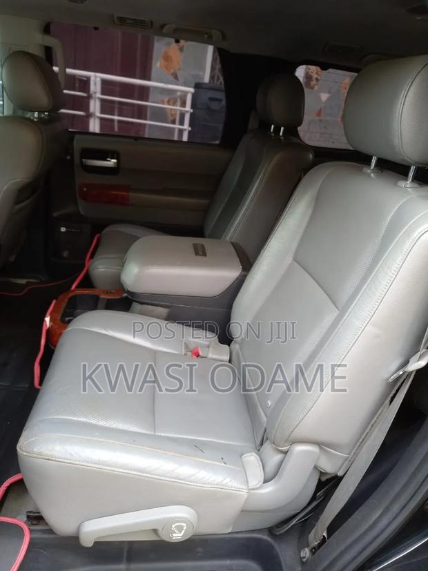 Toyota Sequoia Platinum 4dr SUV 4WD (5.7L 8cyl 6A) 2010 Black