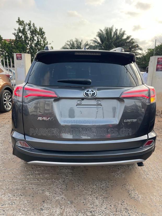 Toyota RAV4 Limited 4dr SUV (2.5L 4cyl 6A) 2018 Gray