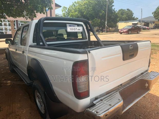 Nissan Hardbody 2015 White