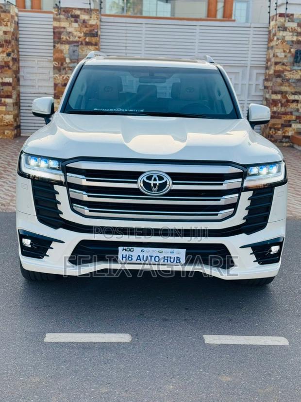 Toyota Land Cruiser LC300 2023 White