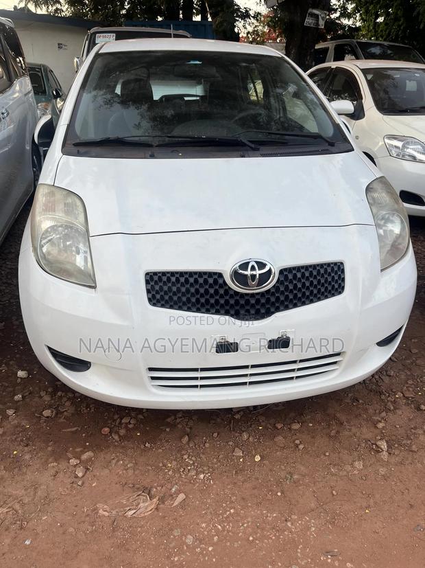 Toyota Yaris Base Hatchback 5dr 2010 White