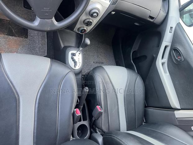Toyota Yaris Base Hatchback 5dr 2010 White