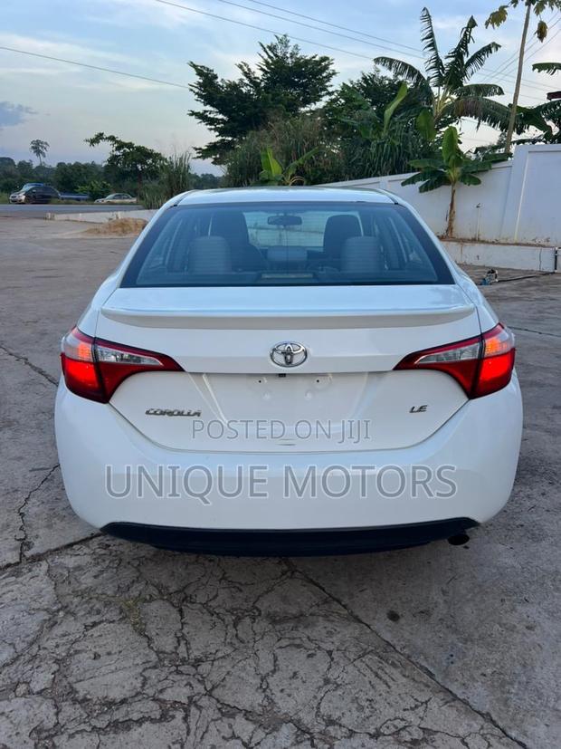 Toyota Corolla LE 4dr Sedan (1.8L 4cyl CVT) 2016 White