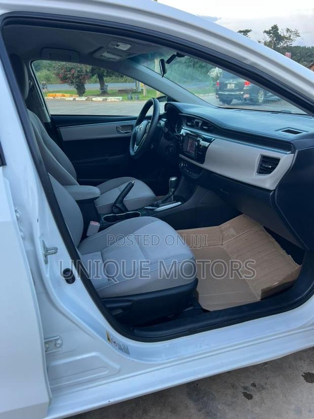 Toyota Corolla LE 4dr Sedan (1.8L 4cyl CVT) 2016 White