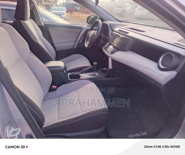 Toyota RAV4 XLE 4dr SUV (2.5L 4cyl 6A) 2018 Silver