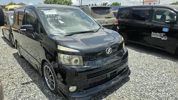 Toyota Voxy 2010 Black