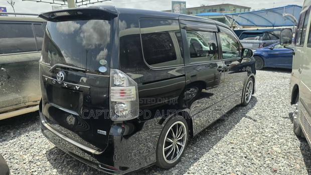 Toyota Voxy 2010 Black