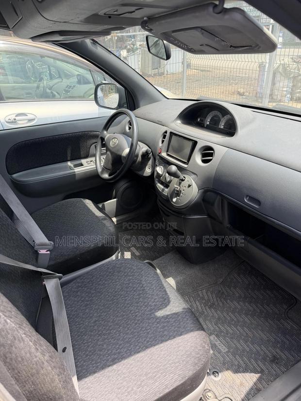 Toyota Sienta 2011 Gray
