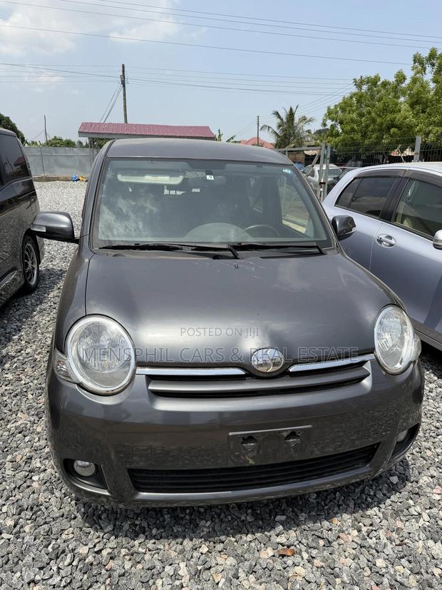 Toyota Sienta 2011 Gray