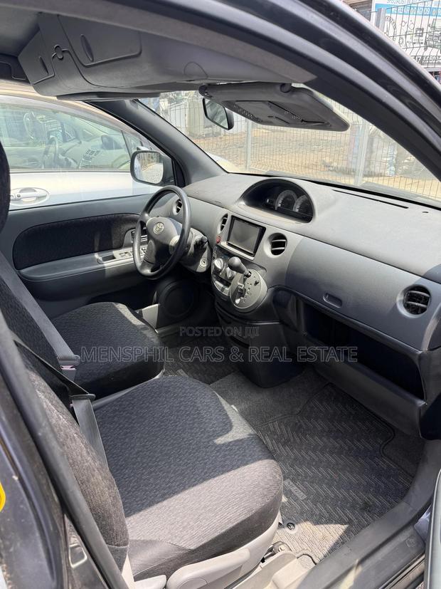 Toyota Sienta 2011 Gray