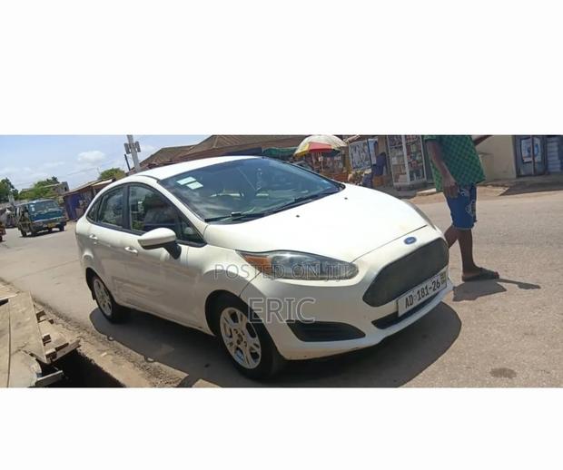 Ford Fiesta SE 4dr Sedan (1.6L 4cyl 5M) 2015 White