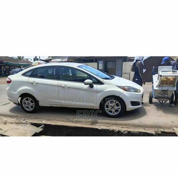 Ford Fiesta SE 4dr Sedan (1.6L 4cyl 5M) 2015 White