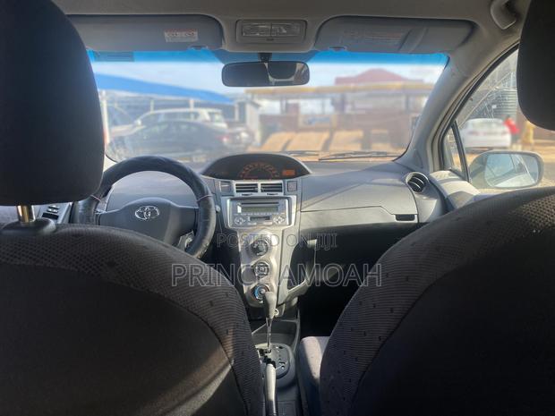 Toyota Vitz 1.3 FWD 5dr 2010 Silver