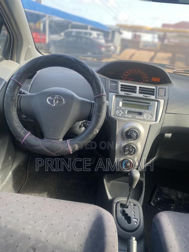 Toyota Vitz 1.3 FWD 5dr 2010 Silver