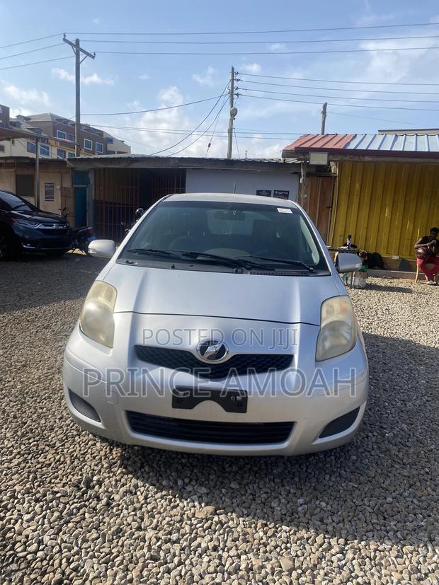 Toyota Vitz 1.3 FWD 5dr 2010 Silver