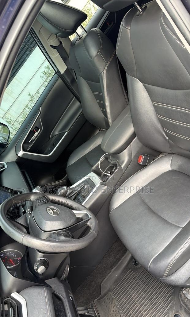 Toyota RAV4 XLE AWD 2020 Blue