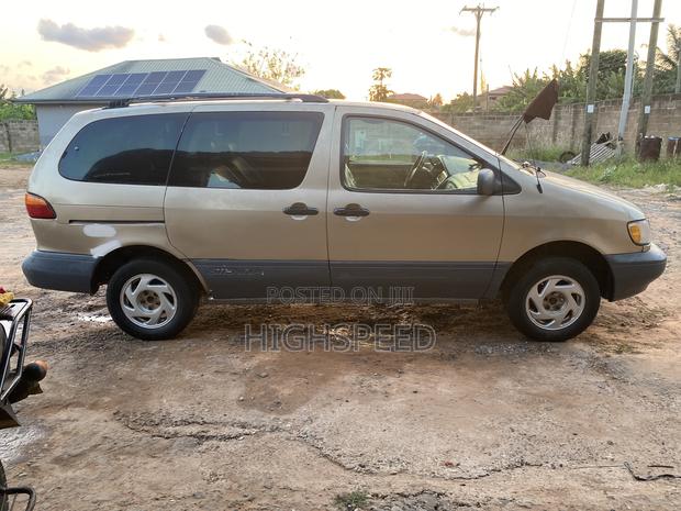 Toyota Sienna 2000 Gold