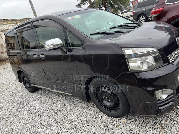 Toyota Voxy 2013