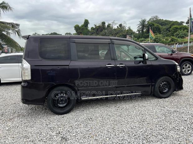 Toyota Voxy 2013