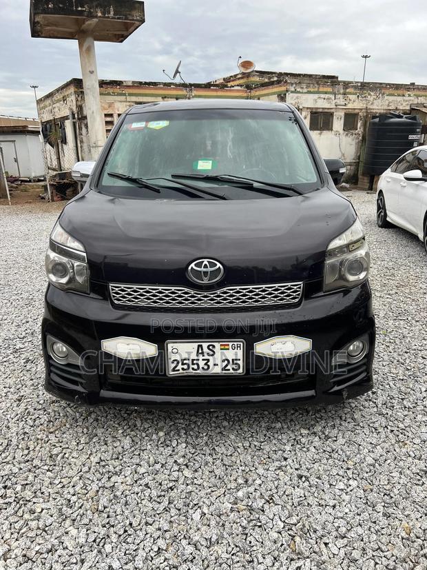 Toyota Voxy 2013
