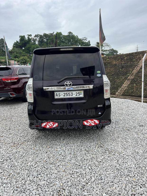 Toyota Voxy 2013