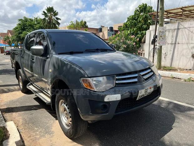 Mitsubishi L200 Double Cab 2.5 180hp 4WD 2013 Gray