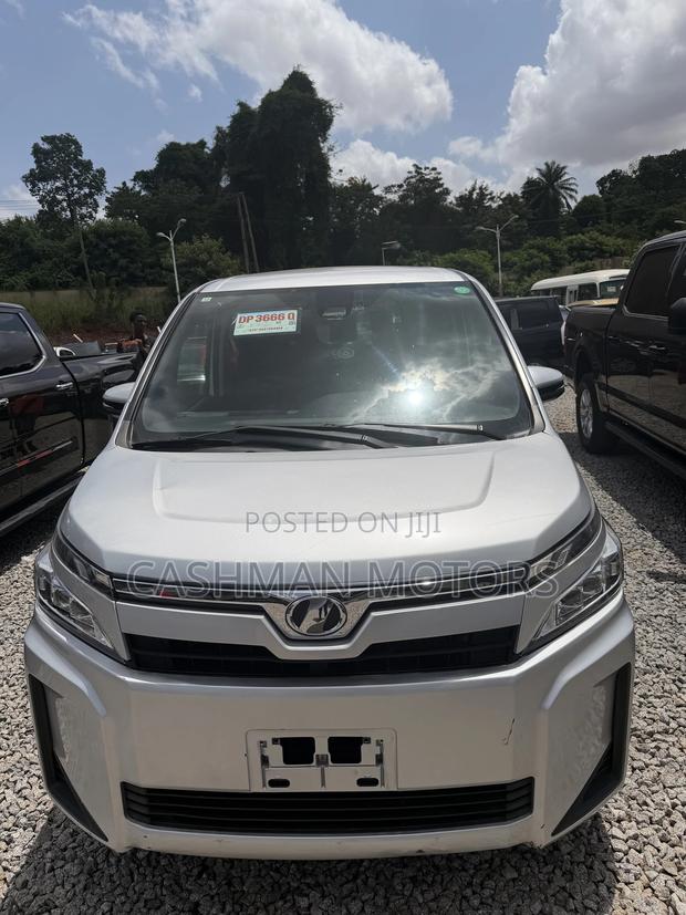 Toyota Voxy 2018 Silver