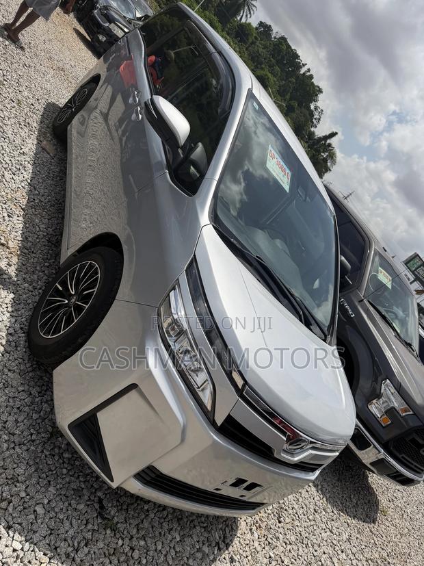 Toyota Voxy 2018 Silver
