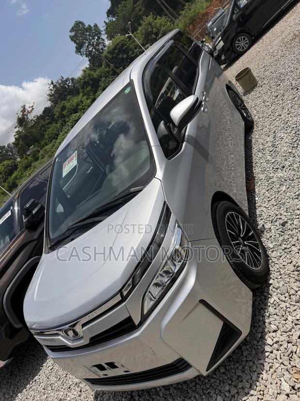 Toyota Voxy 2018 Silver