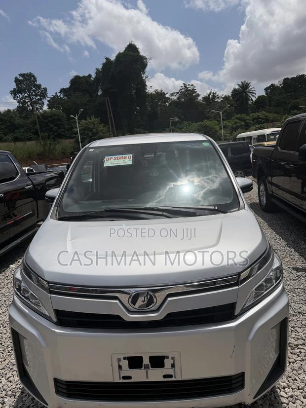 Toyota Voxy 2018 Silver