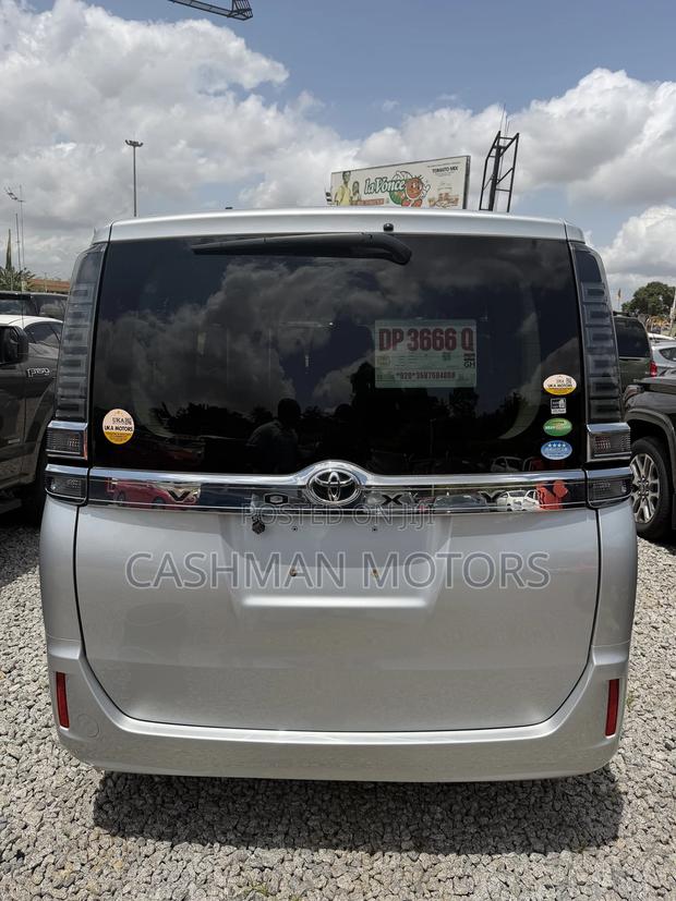 Toyota Voxy 2018 Silver