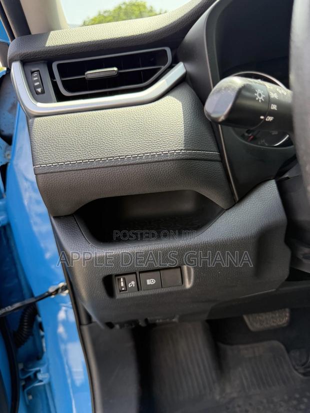 Toyota RAV4 LE FWD 2019 Blue