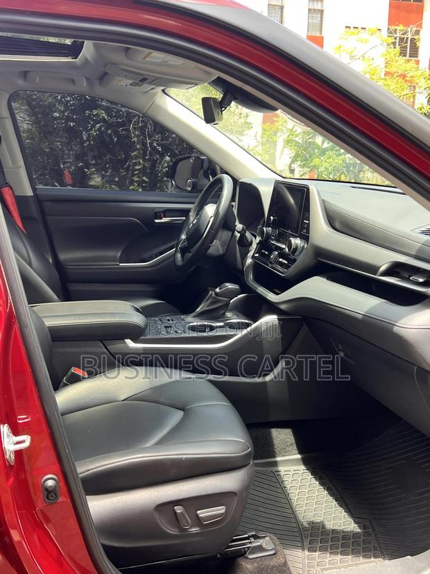 Toyota Highlander XLE AWD 2023 Brown
