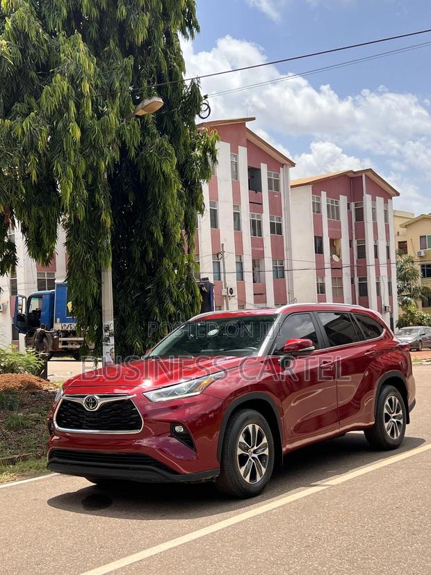 Toyota Highlander XLE AWD 2023 Brown