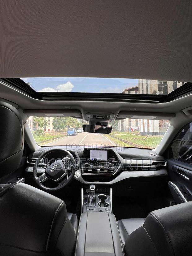 Toyota Highlander XLE AWD 2023 Brown