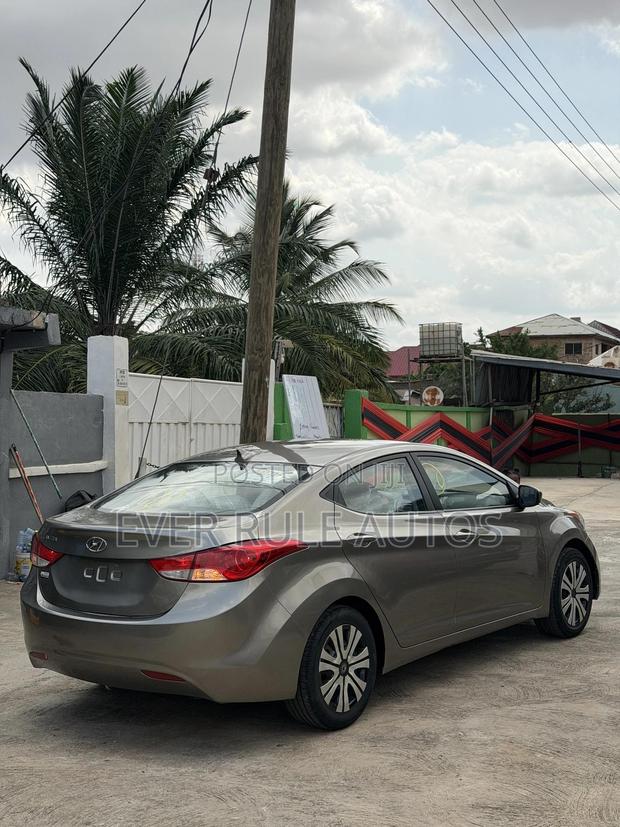 Hyundai Elantra GLS Sedan FWD (1.8L 4cyl 6M) 2013 Gold