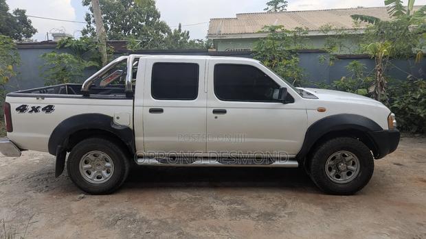 Nissan Hardbody 2013 White