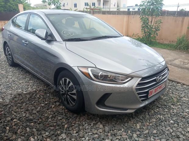 Hyundai Elantra SE Sedan FWD (2.0L 4cyl 6M) 2017 Gray
