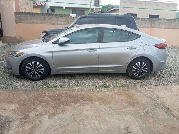 Hyundai Elantra SE Sedan FWD (2.0L 4cyl 6M) 2017 Gray