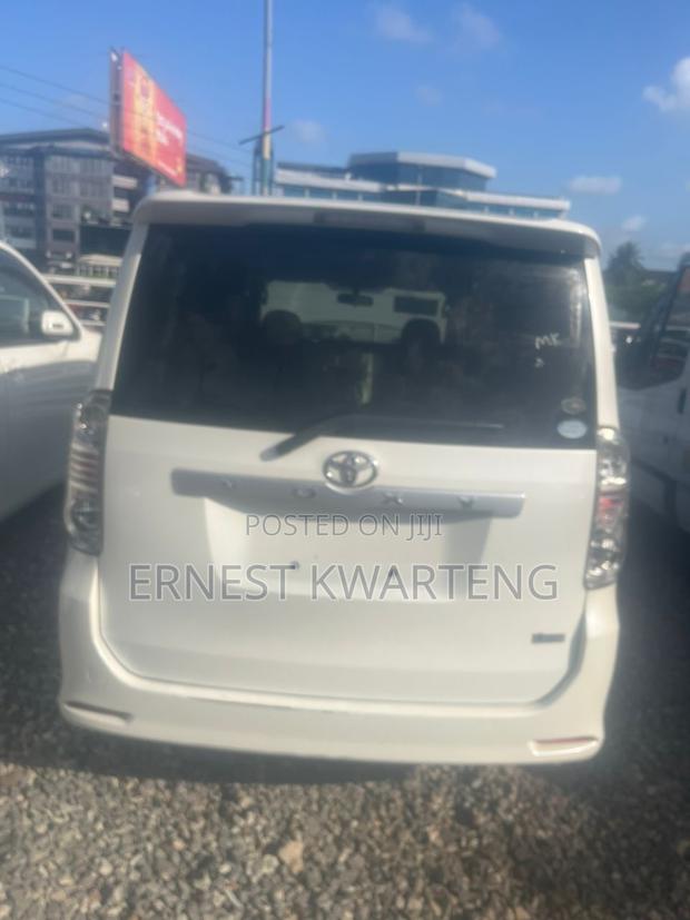 Toyota Voxy 2013 White