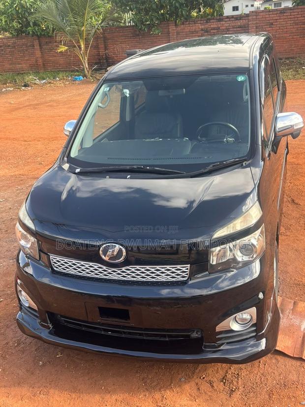 Toyota Voxy 2011 Black