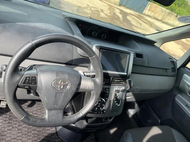 Toyota Voxy 2013 Burgundy